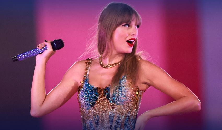 Taylor Swift steps out in NYC with newlywed pals